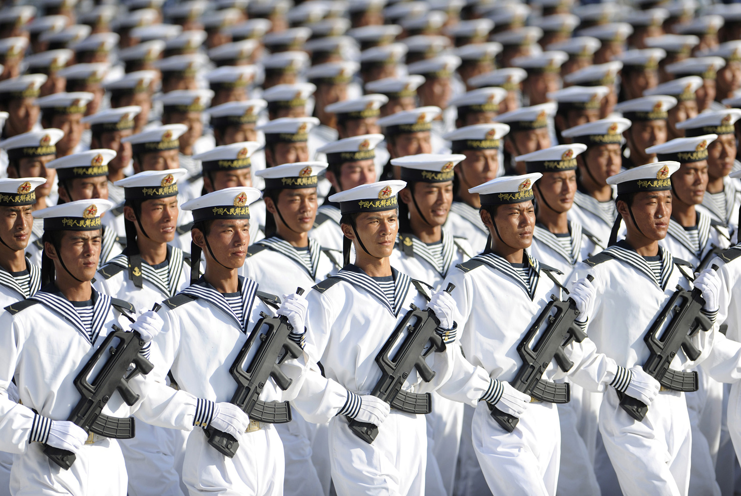 Военнослужещи от военноморские сили на Китайската народна армия във формация по време на тренировка на 60-ия Национален празник  в покрайнините на Пекин на 15 Септември 2009