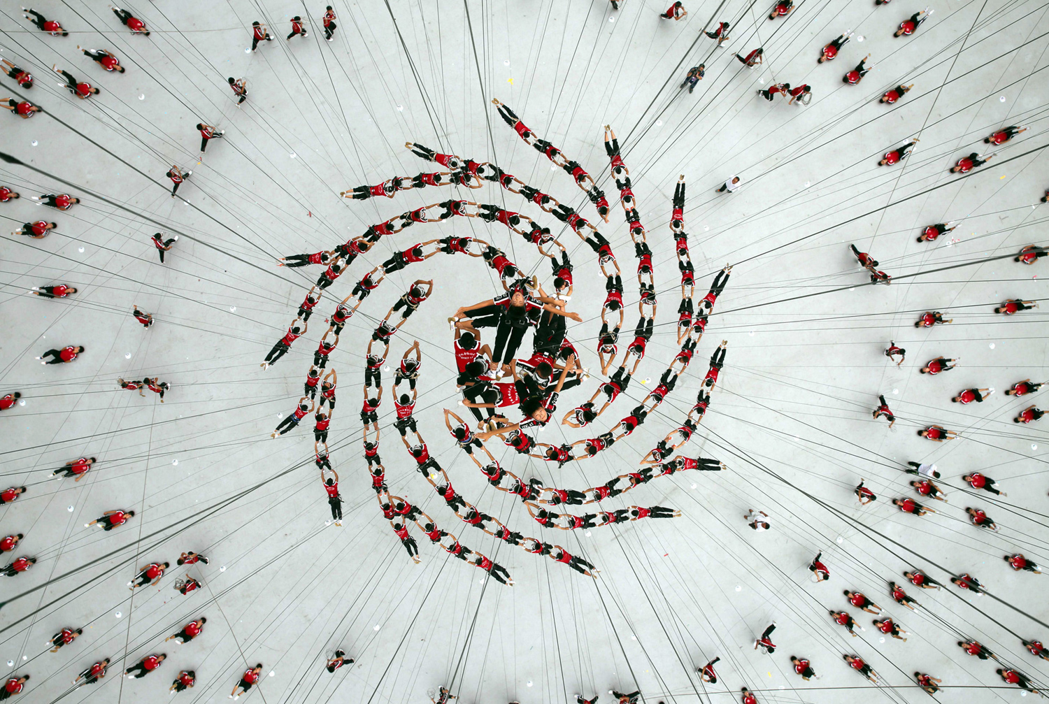 Студентите от Шаолин Tagou Карате клуб са хванати във въздуха, на репетиция за спектакъл на каскадьори на церемонията по откриването на 2014 Nanjing младежки олимпийски игри, на стадиона в Nanjing на 09 август 2014
