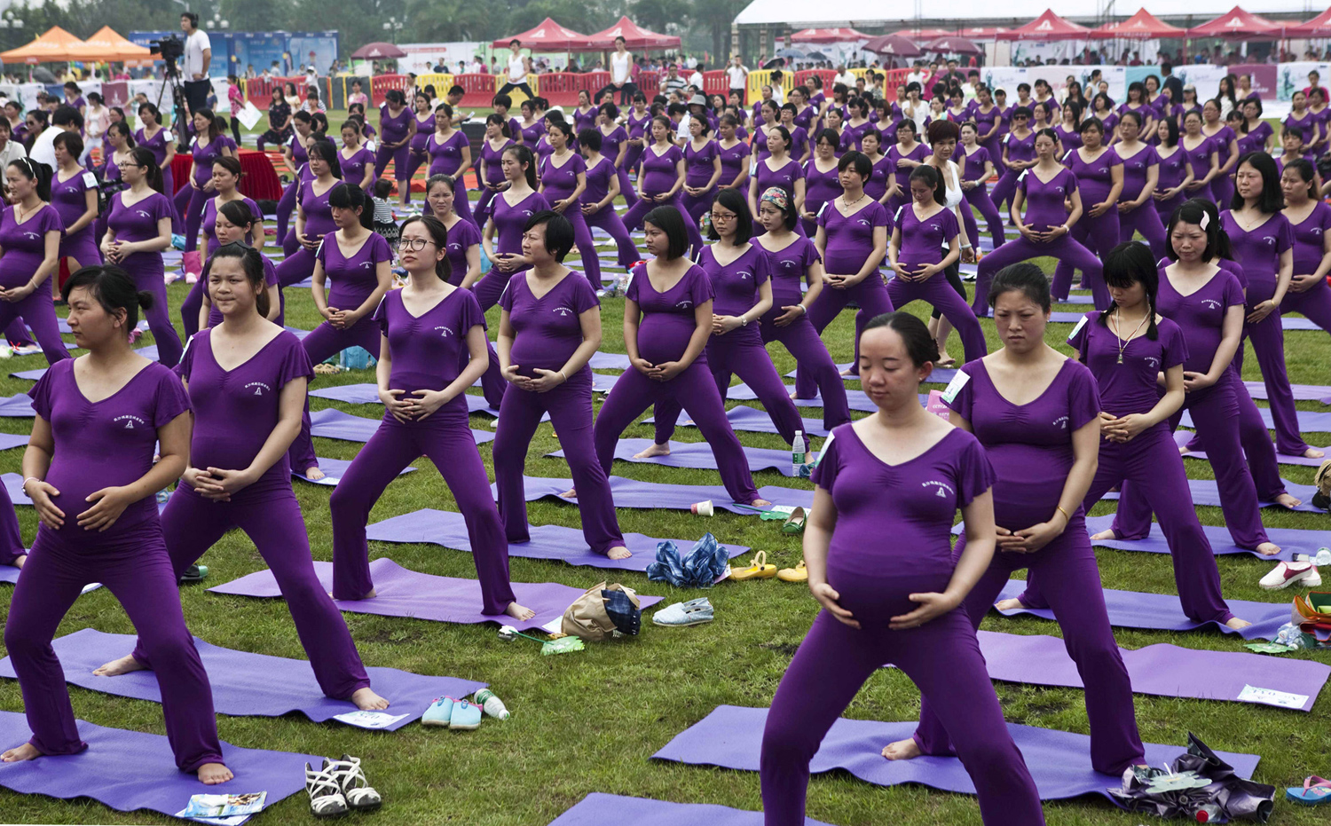 Бременни жени практикуват йога, опитвайки да подобрят световения рекорд на Гинес за най-голямия Йога клас за бременни, в Чанша, провинция Хунан, на 8 юни 2014 г. общо 505 бременни жени участват в йога класа заедно за 37 минути и 28секунди, който подобрява настоящия Световен рекорд на Гинес, поставен в Шенжен през 2013 г. с 423 жени, съобщават местните медии