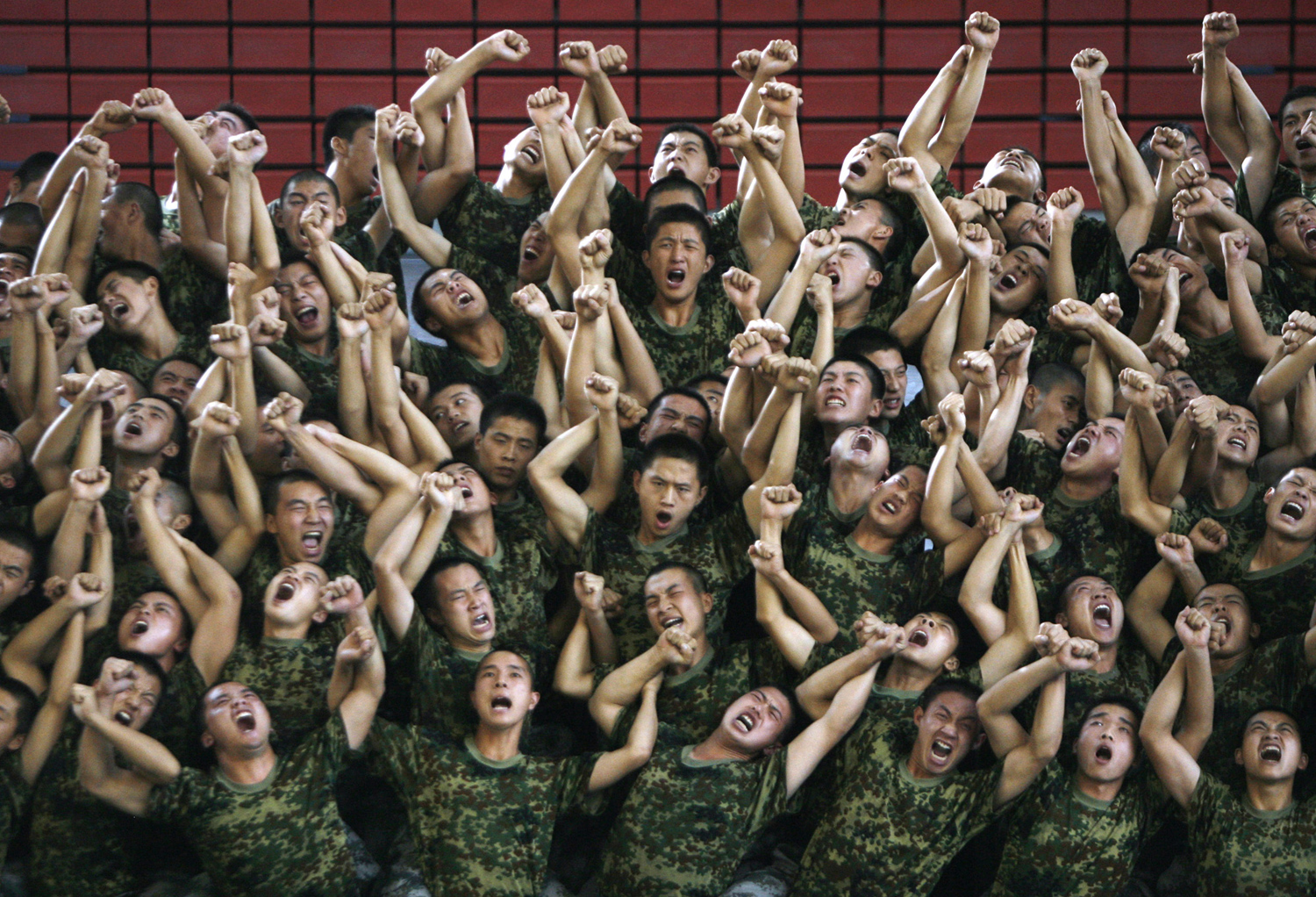 Войници Народната армия по време на репетиция на музикална драма, озаглавена "Пътят на Възраждането" във физкултурен салон в Пекин на 19 август, 2009.