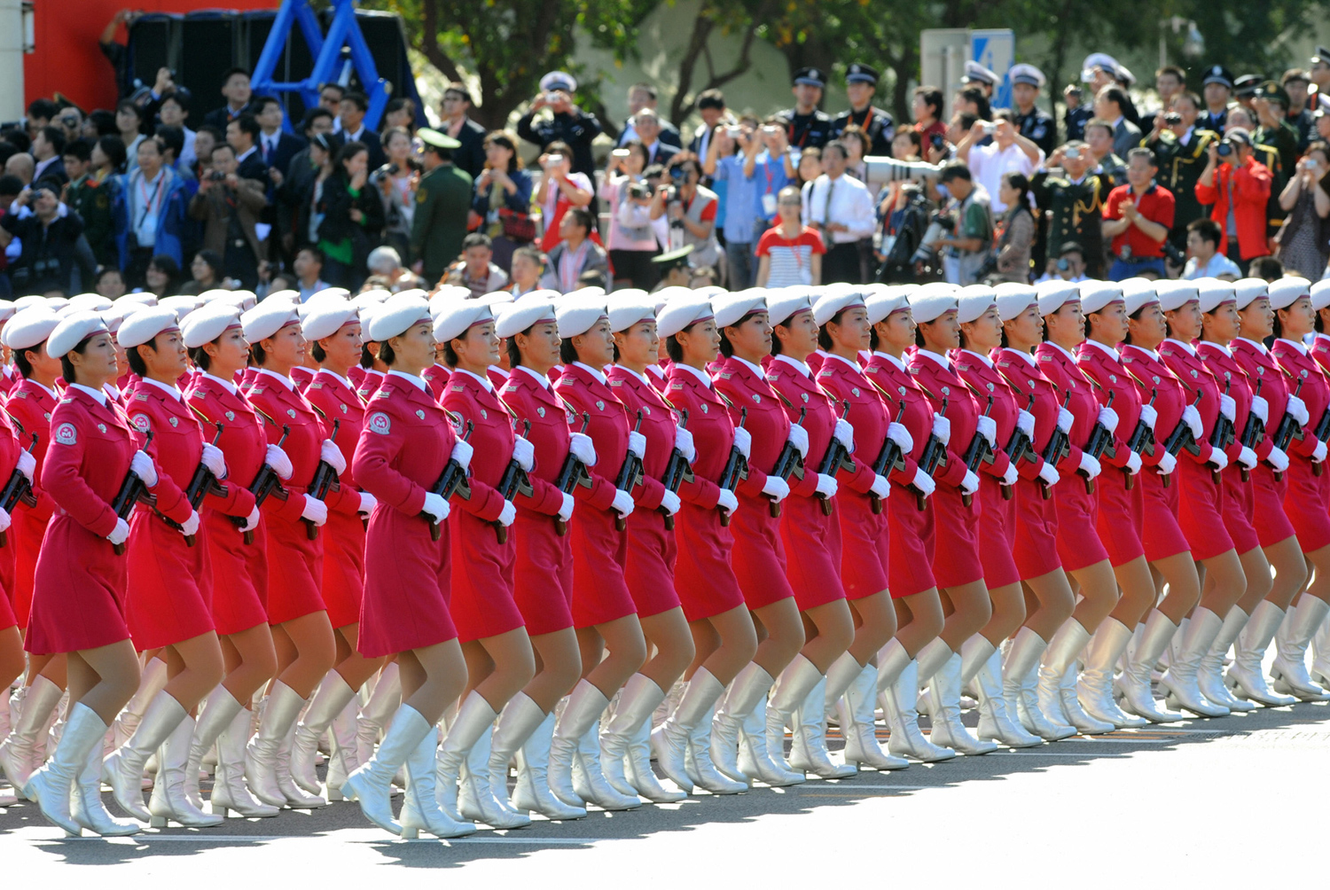 Китайски жени милиционери марширува  по време на парада за Националния ден на Пекин на 1 октомври, 2009.
