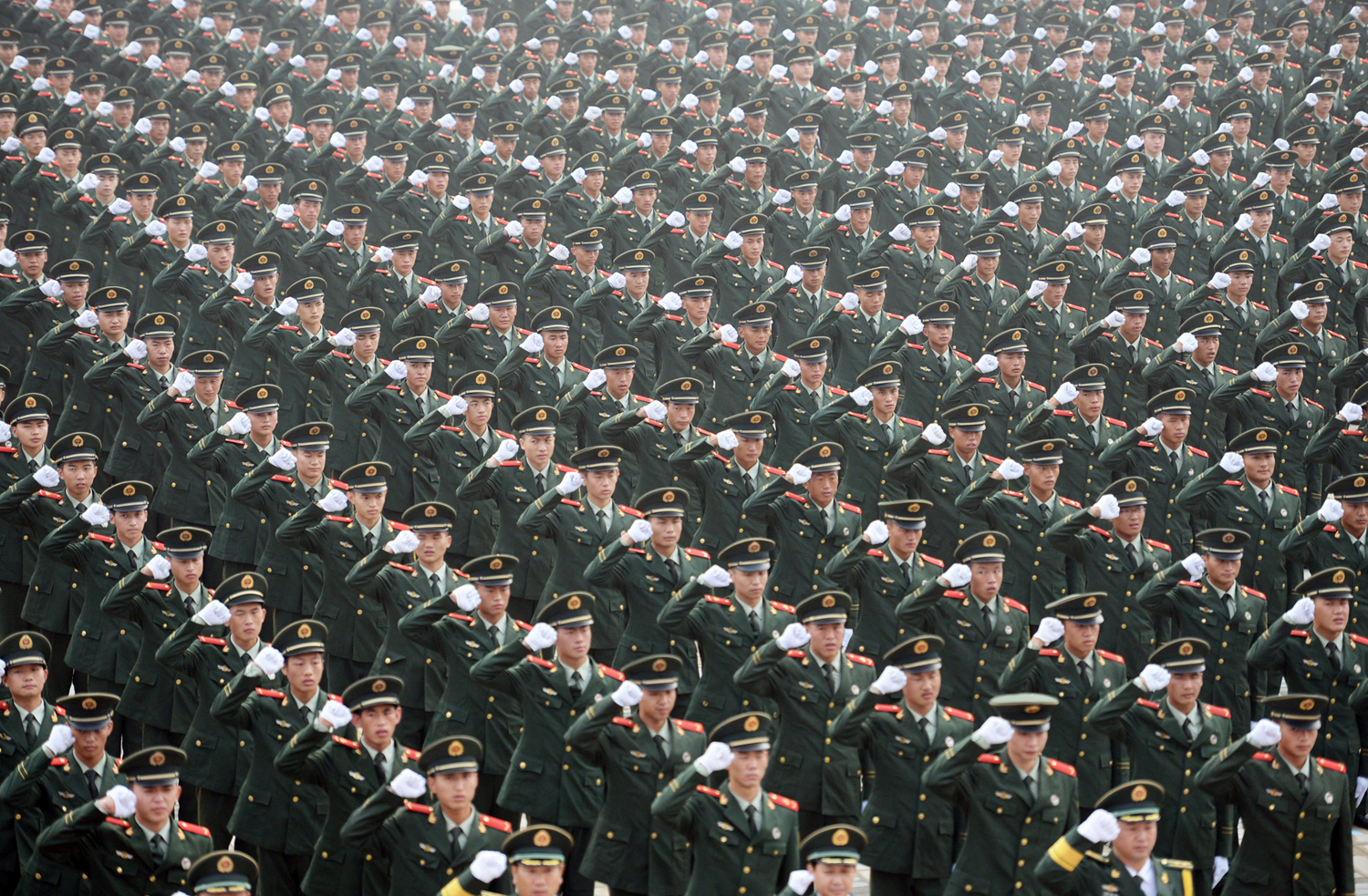 Хиляди войници от въоръжената полиция рисъстват на церемонията по клетватата  Младежките олимпийски игри  на 29 юли 2014 г., Nanjing, Китай.