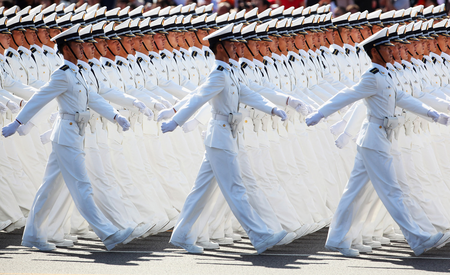 Моряците от Китайската народна армия маршируват по площад Тянанмън по време на честване на 60 годишнината от основаването на Китайската народна република на 1 октомври 2009 г. в Пекин.