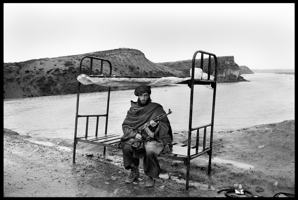 AFGHANISTAN. Near Kabul. A Mujahid of the Hezbi-Islami (Islamic party led by Gulbuddin HEKMATYAR) guards the road to the capital. 1992.