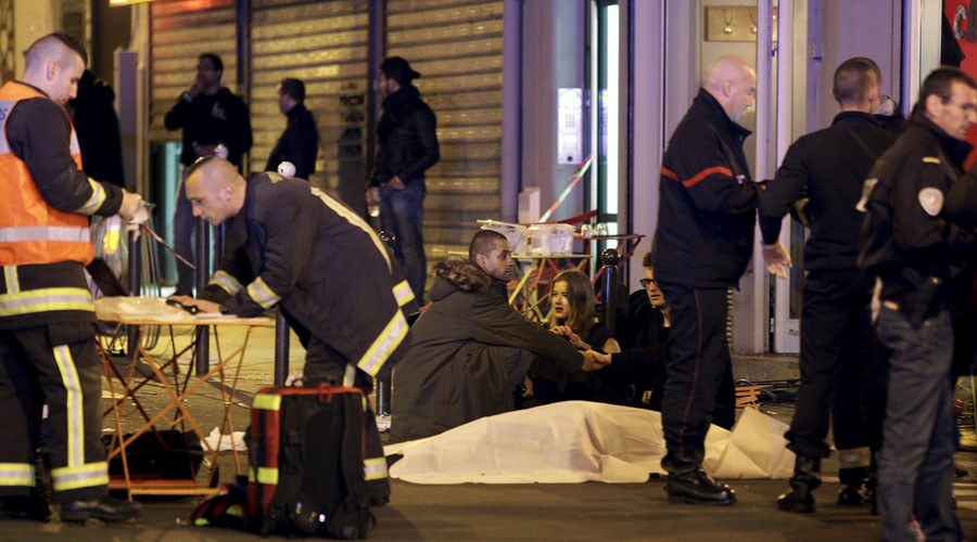 ATTENTION EDITORS - VISUAL COVERAGE OF SCENES OF INJURY OR DEATH A general view of the scene that shows rescue services personnel working near the covered bodies outside a restaurant following a shooting incident in Paris, France, November 13, 2015. REUTERS/Philippe Wojazer - RTS6VON