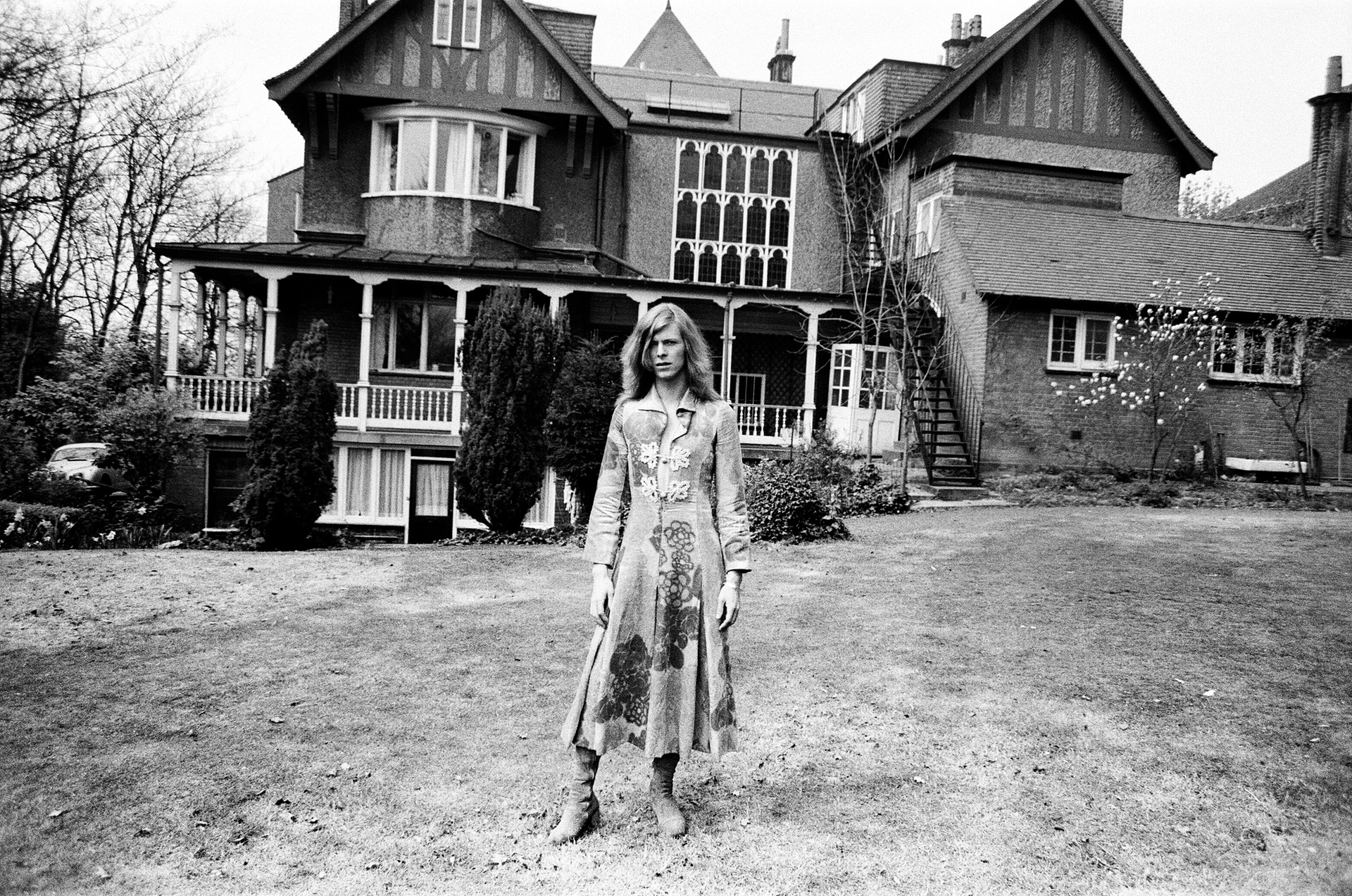 Дейвид Бауи в дома си, Хадън Hall, в Beckenham, Kent, през 1971 г. Снимка: Alamy