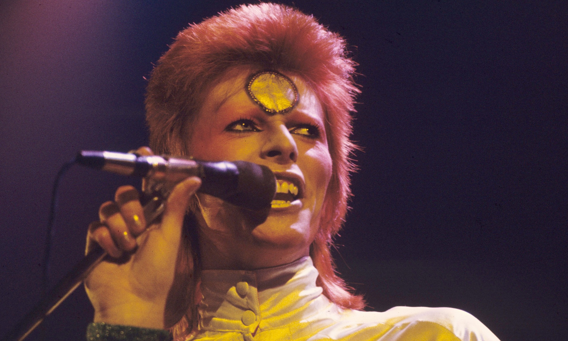 Едино от най-запомнящите се превъплъщения на Дейвид Бауи - Ziggy Stardust Фотография: Ilpo Musto / REX Shutterstock