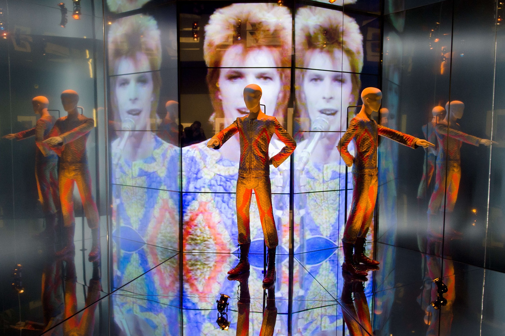 През 2013 г. музеят Виктория и Албърт провежда изложба с над 300 предмети на Дейвид Бауи, включително ръкописни текстове, оригинални костюми, мода, фотография, кино, музикални клипове, определени проекти и собствени инструменти на Бауи. Тук е костюма "Starman". Снимка: Leon Neal / AFP / Getty Images