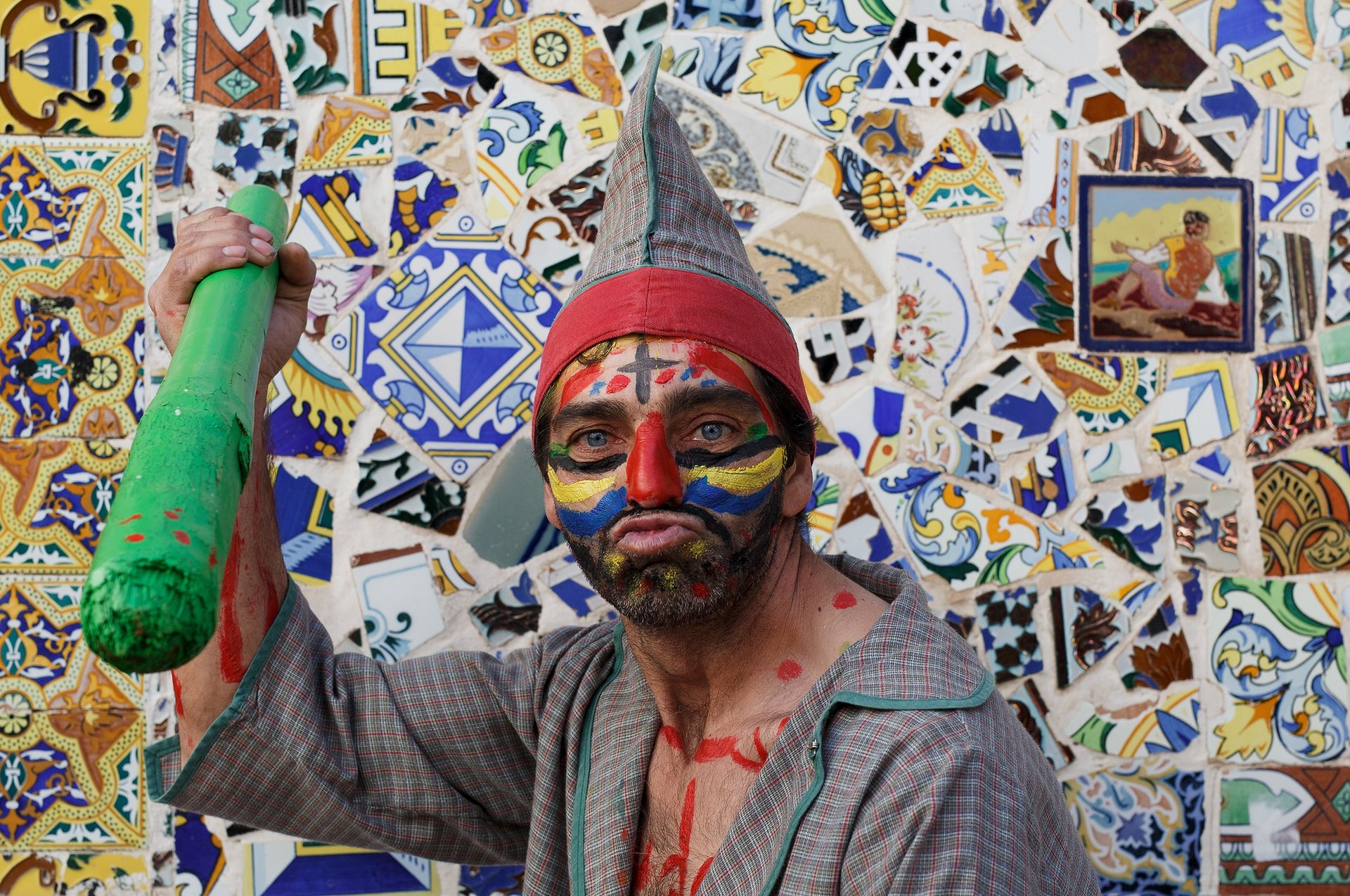 Куевас дел Алманзора, Андалусия Мъжете се обличат като клоуни и тормозят Исус, когато той дефилира по улицита, носещ кръста. Снимка: Пабло Blazquez Домингес / Getty Images