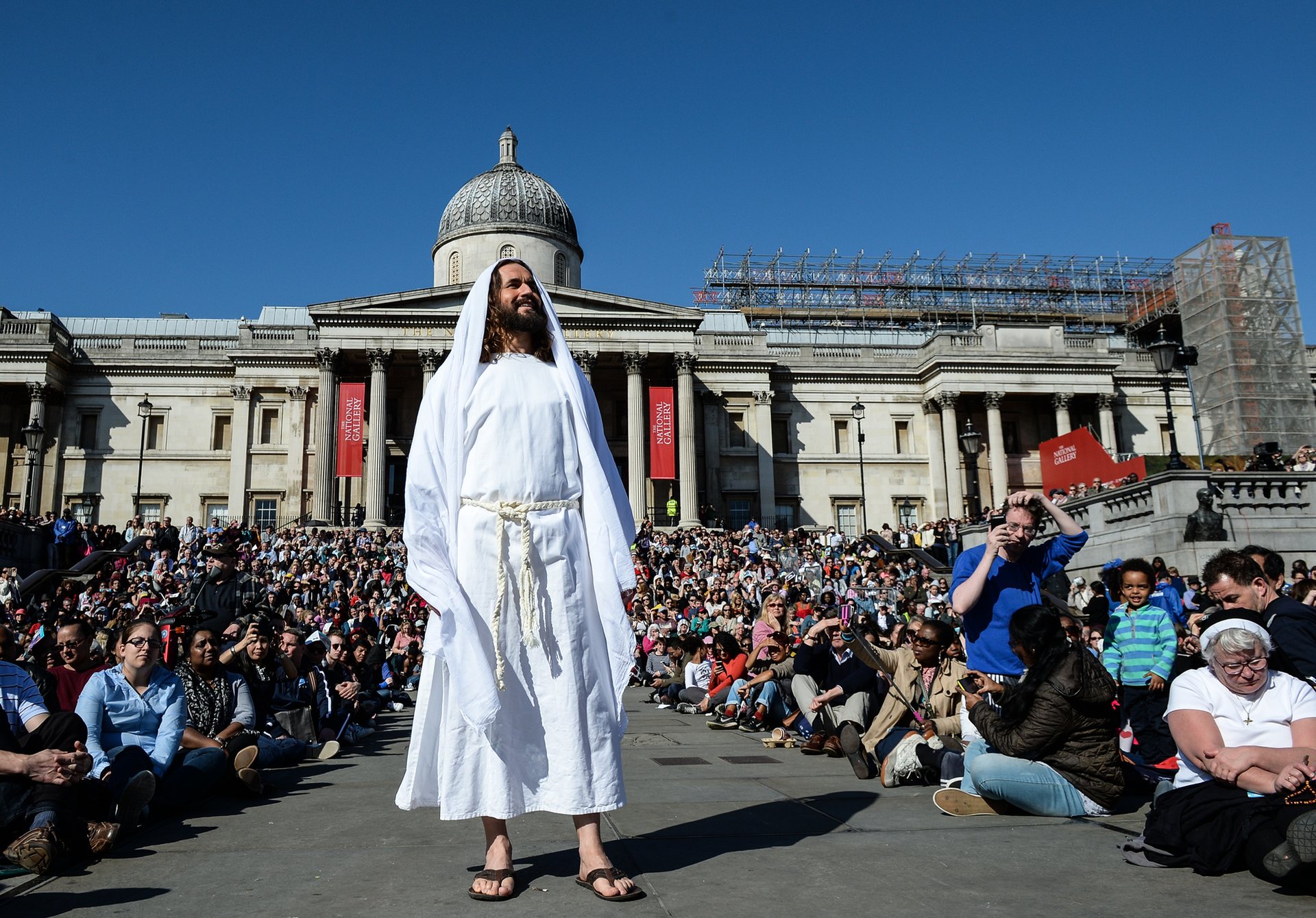 Лондон, Обединеното кралство Актьорът Джеймс Бърк-Дънсмор играе Исус в изпълнение на открито на Страстите на Исус на площад Трафалгар Снимка: Крис Ratcliffe / Getty Images