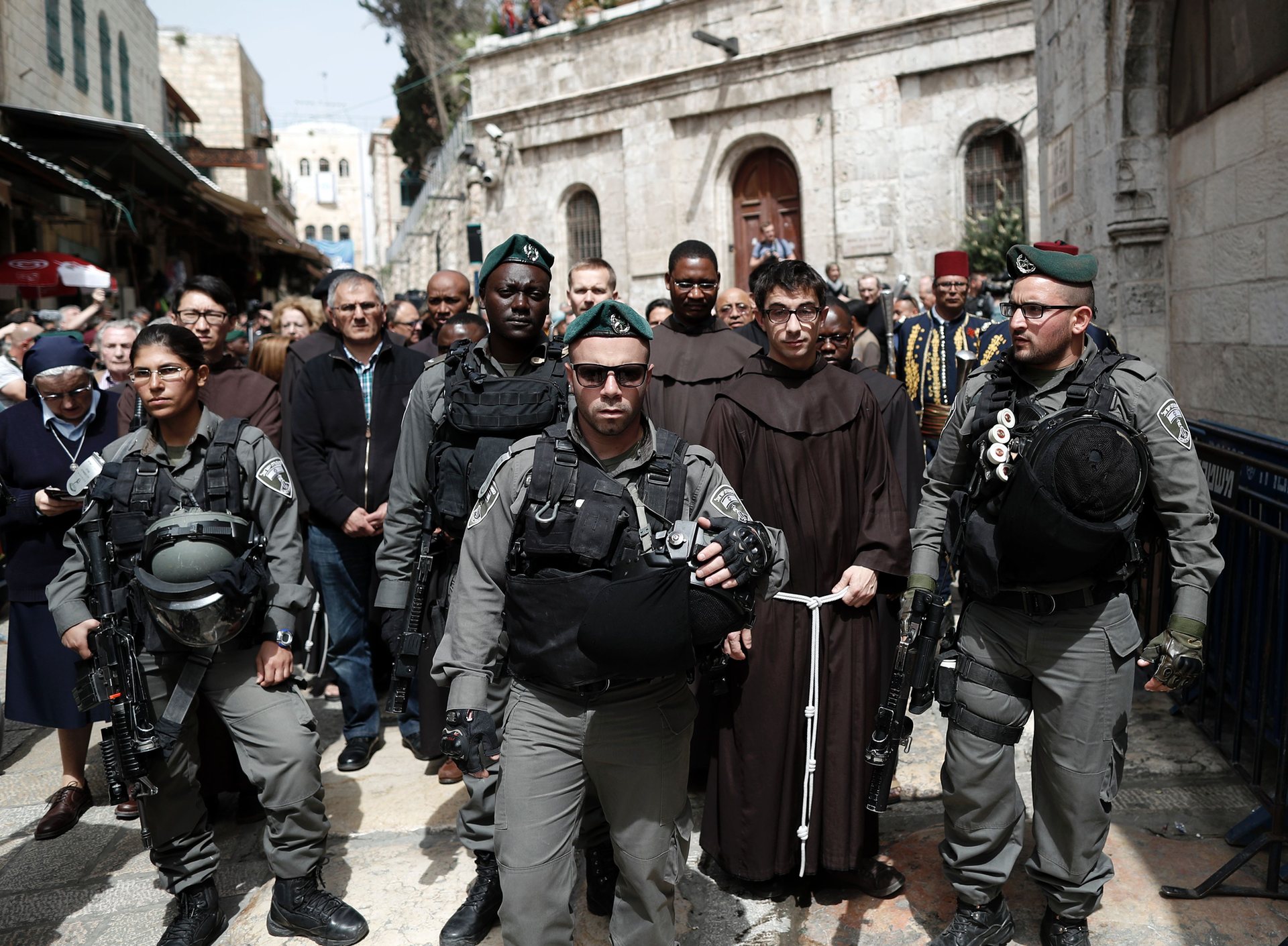 Йерусалим, Израел Полицаи ескортират францискански свещеници по протежение на Виа Долороса (Пътят на Страданието) в Стария град – маршрутът, който Исус Христос извървява с кръста, за да бъде разпънат, според традицията Снимка: Thomas Coex / AFP / Getty Images
