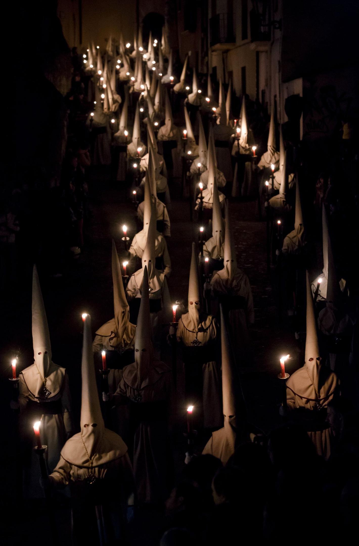Замора, Кастилия и Леон Членове на братството Исус Ясенте на шествие със свещи на Велики четвъртък Снимка: Cesar Manso / AFP / Getty Images