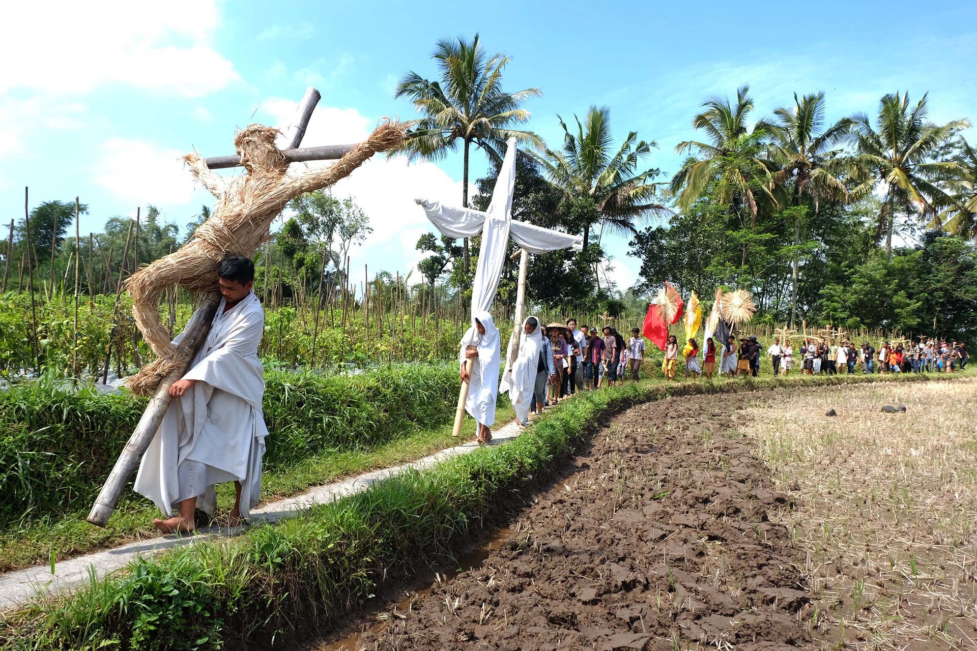 О. Ява, Индонезия Християни носят кръстове по време на шествие за Разпети петък в Магеланг Снимка: Citta Yuwati / AFP