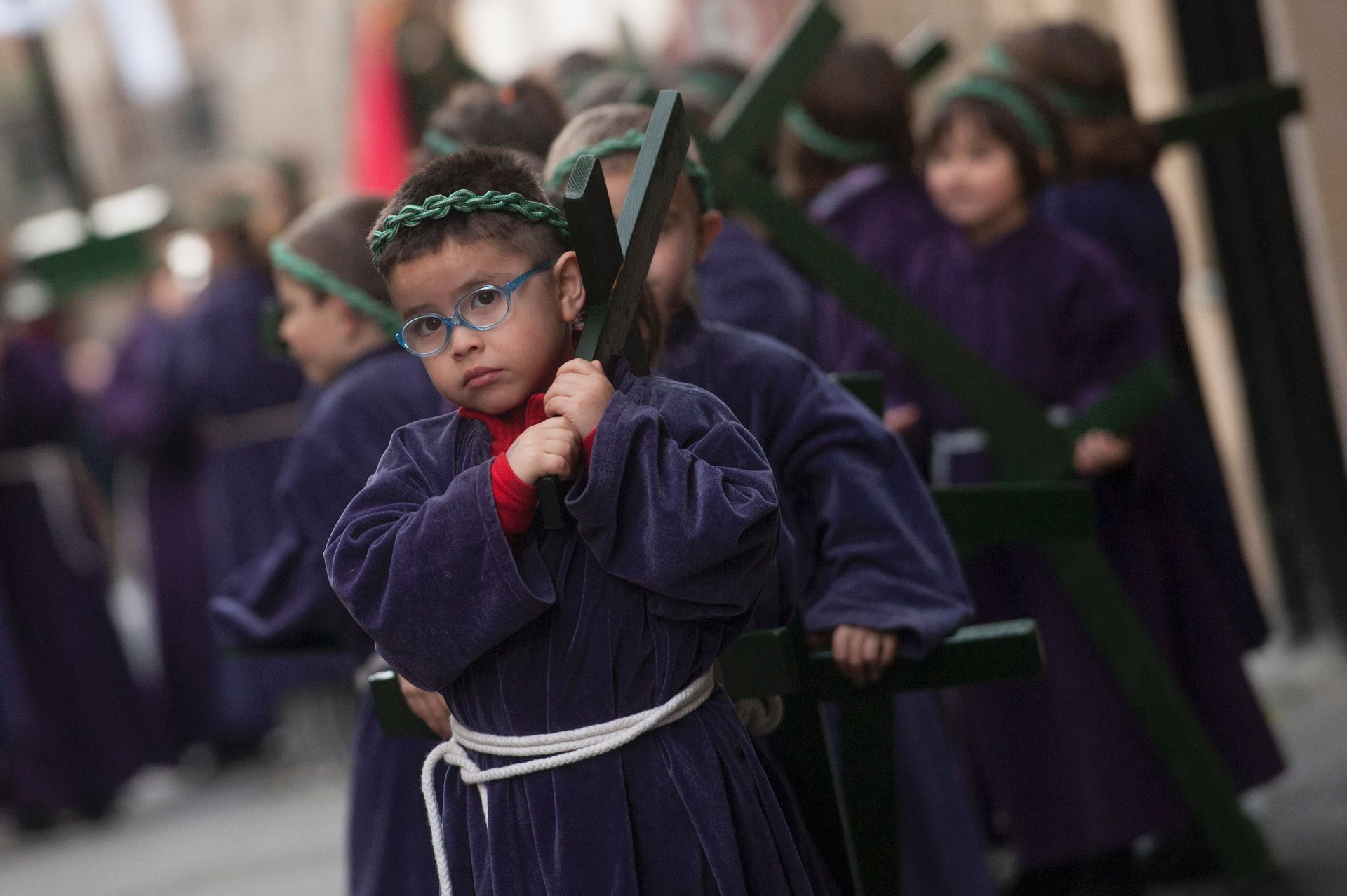Сегура, Джипузкоа Децата носят кръстове по време на парад в северното баски село Снимка: Gari Garaialde / AFP / Getty Images
