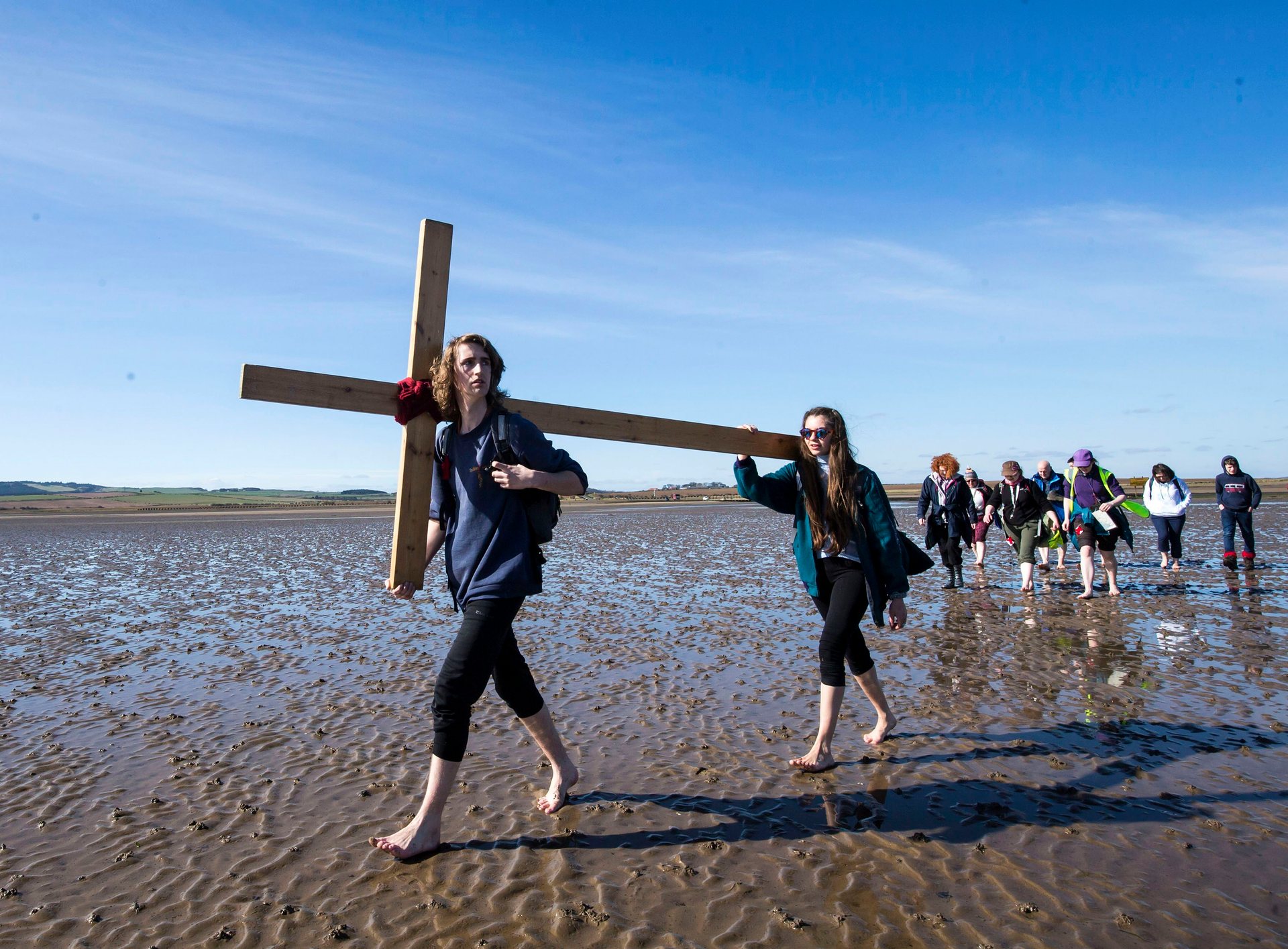 Беруик-ъпон-Туид, UK Повече от 35 години групи поклонници ходят заедно от различни места в северната част на Англия и Шотландия до свещения остров Линдисфарн. Снимка: Дани Лоусън / PA