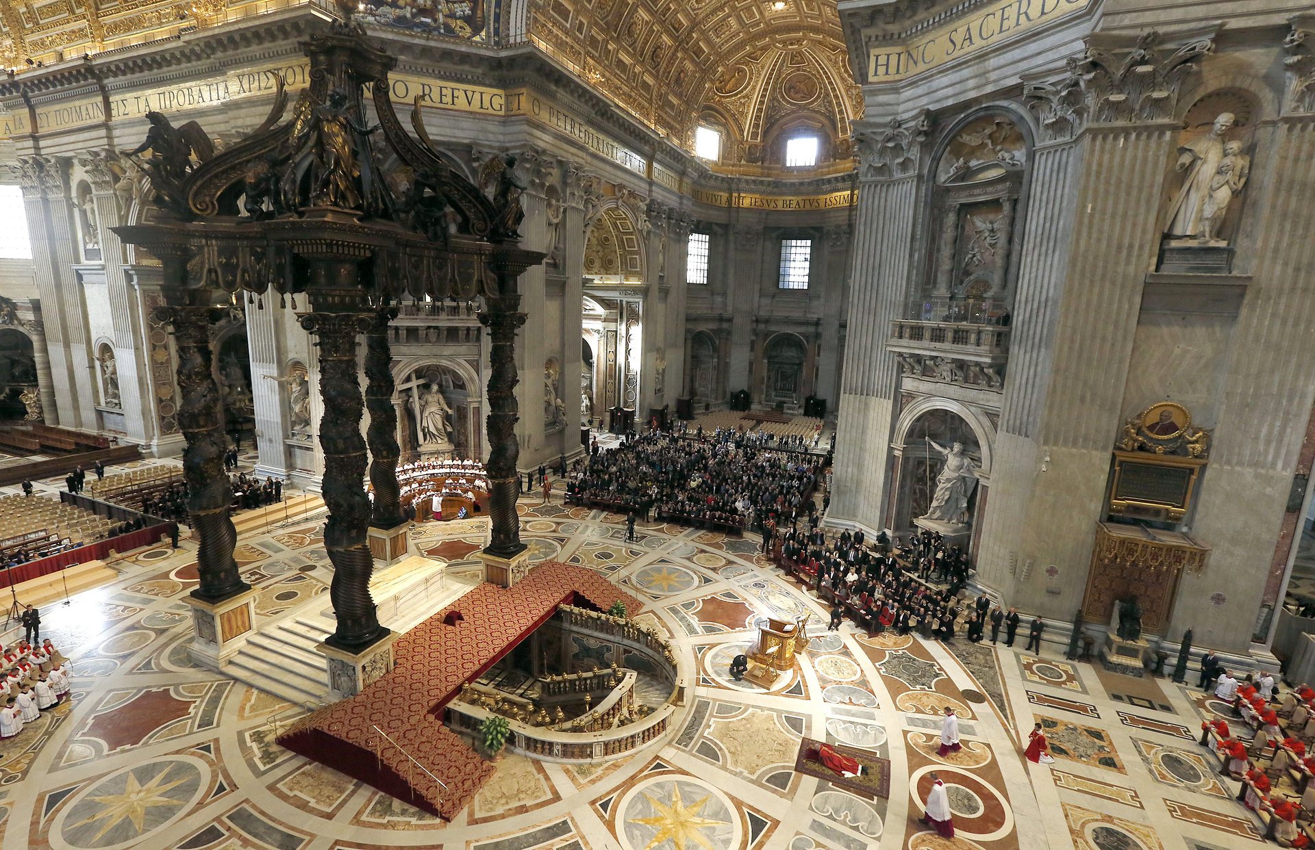 Ватикана, Италия Папа Франциск се моли легнал по време на Страстната седмица на Разпети петък в базиликата Свети Петър Снимка: Alessandro Bianchi / AFP / Getty Images