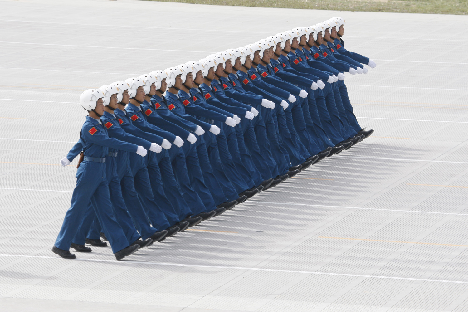 Китайски военнослужещи от Китайските военновъздушни сили упражняват марш в база до Пекин, 2009