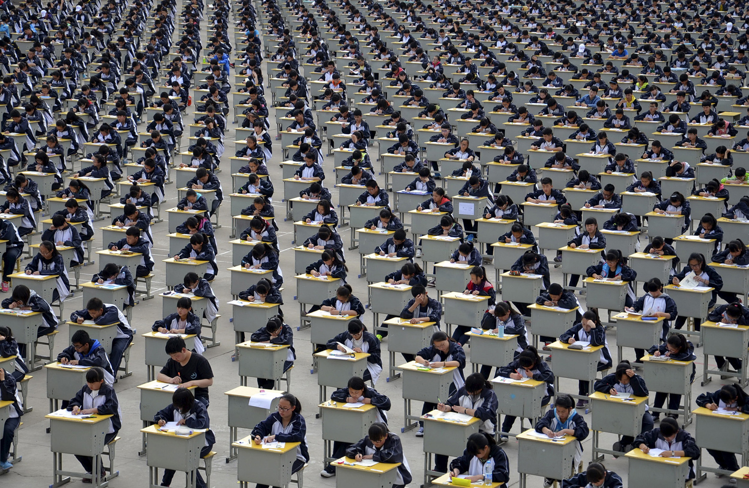 Ученици вземат изпит kd открита площадка в гимназията в Yichuan, провинция Шанси, на 11 април 2015 г. повече от 1700 първокурсници студенти взr;dj участие в изпита, който е първият опит на училището, да бъде взет в открито. Училището обеснява , че причината се дължи на недостатъчното вътрешно пространство, а също и, че това може да бъде тест за организизационния капацитета на студентите.