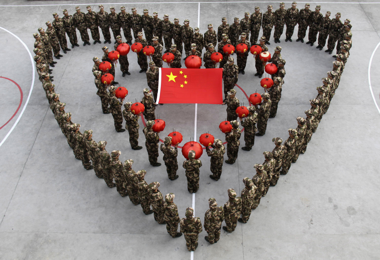 Паравоенни новобранци формират сърце, за да отпразнуват предстоящата китайската Лунна Нова година, която се пада на 14 февруари 2010 г., в деня на Свети Валентин, във военна база в Wenzhou, Zhejiang провинция, на 10 февруари, 2010.