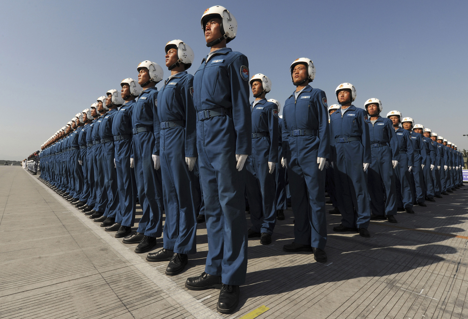 Членове на Военновъздушните сили на Китайската народна армия по време на тренировъчна сесия за 60-тата годишнина от създаването на Китайската народна република в покрайнините на Пекин 15 септември 2009