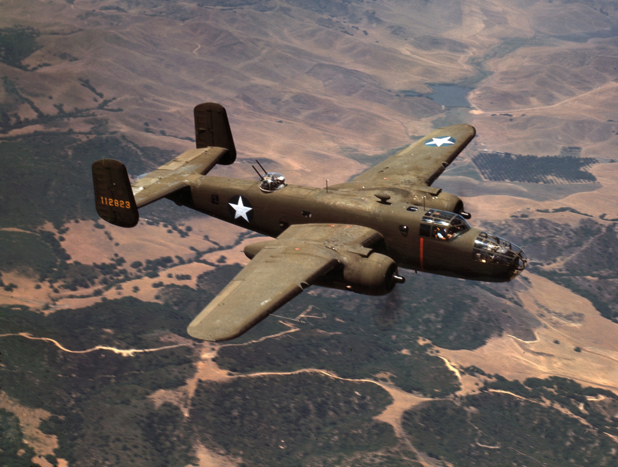 U.S. Army Air Force North American B-25C Mitchell – бомбардировачът в полет над Ингълууд Калифорния (САЩ)