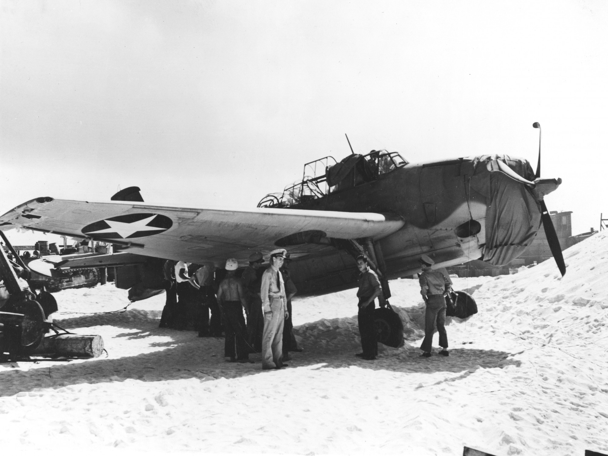 Фотография на единственият оцелял Авенджър (Grumman TBF-1 Avenger BuNo 00380, side number 8-T-1) от U.S. Navy Torpedo Squadron 8 (VT-8) на Източният остров Мидуей, малко след битката за Мидуей на 24 Юни 1942.