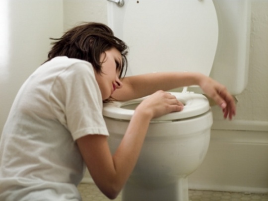 woman-vomit-in-toilet