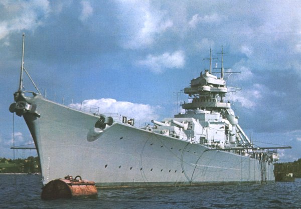 Бисмарк ,късният септември на 1940 г. в Кил-една от няколкото цветни снимки на кораба