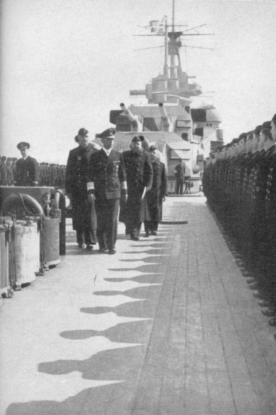 Адмирал Лютйенс инспектора екпажа на "Принц Ойген", 18 май 1941